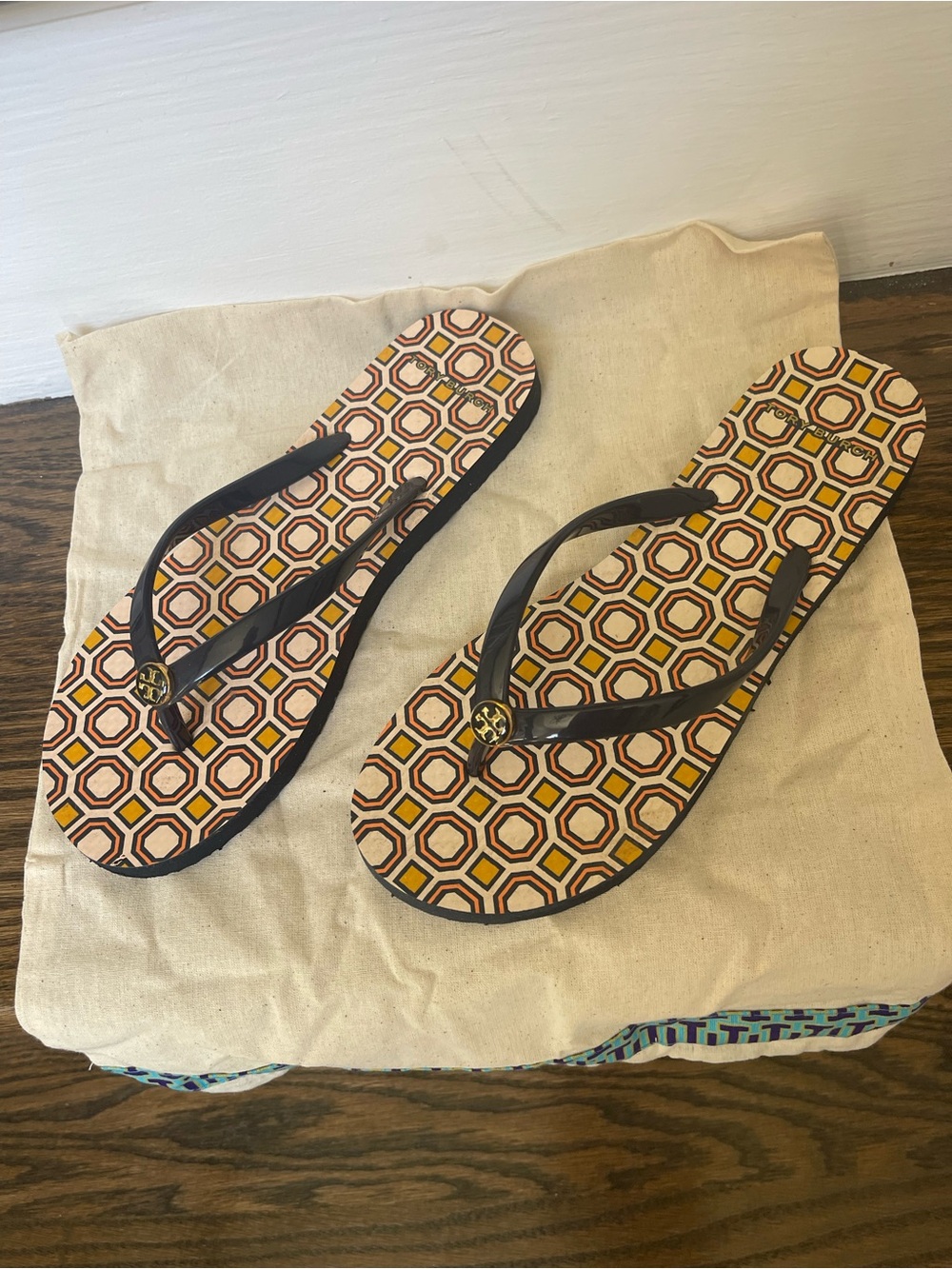 Tory Burch Navy Strap Flip Flops with Yellow & Orange Geo Print - Picture 2 of 4